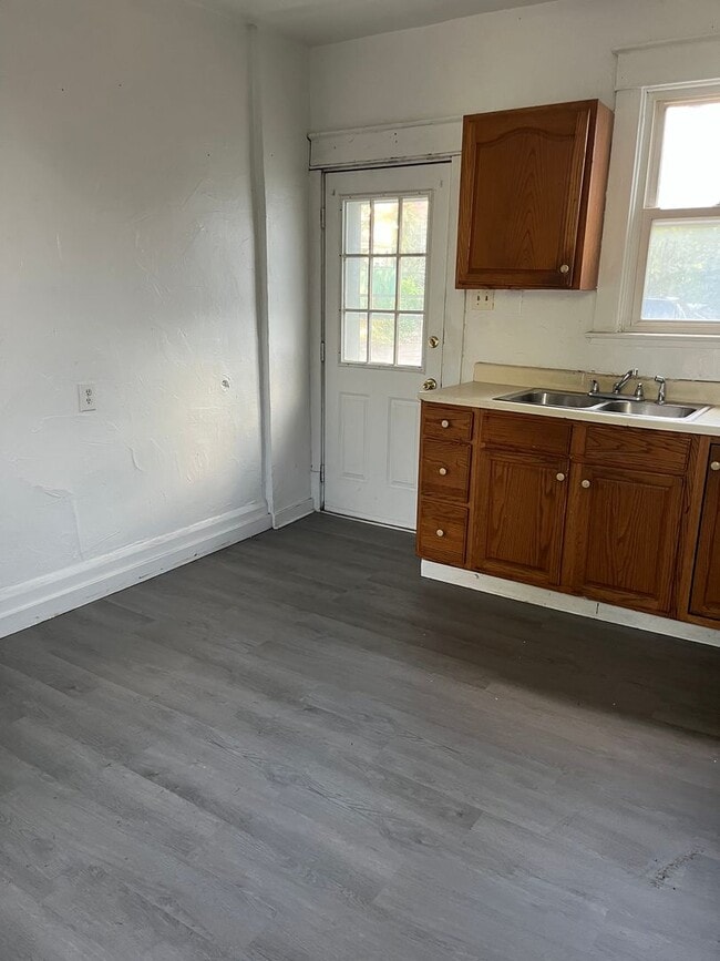 Building Photo - 3 Bedroom Single Family Home