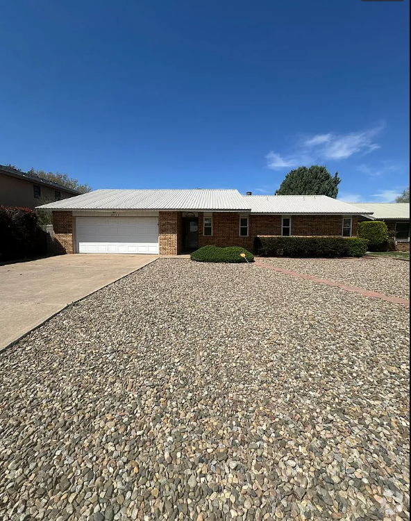 Building Photo - 2112 Castle Ct