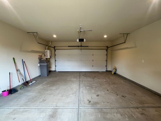 Building Photo - 4 Bed 3 Bath  Custom Built Home in Golden Hills Community in Tehachapi CA!