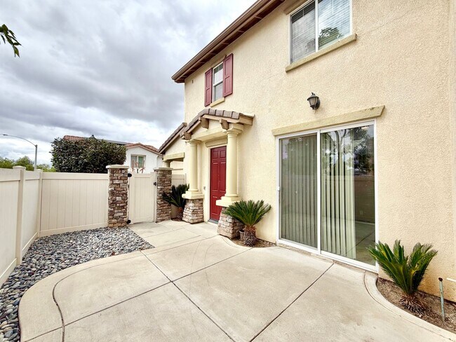 Building Photo - Charming 3 Bedroom Bel Flora Home with Private Patio & Amenities