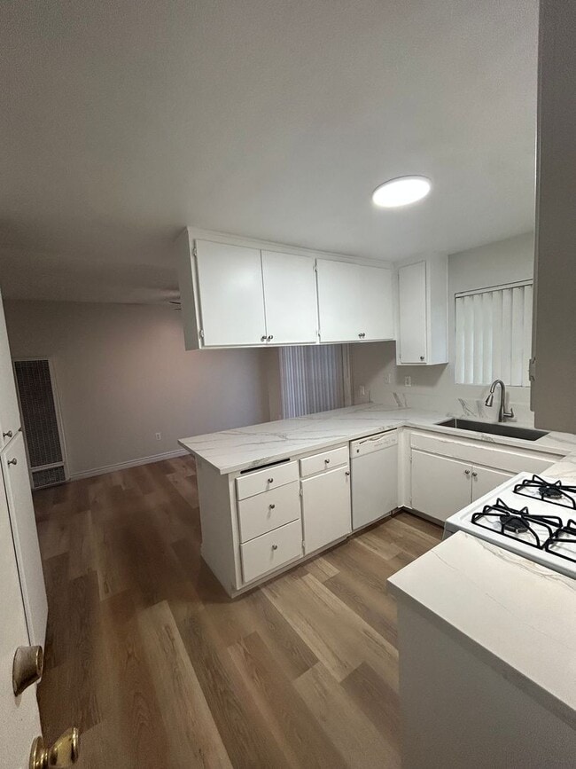 Building Photo - Charming Renovated 3 Bedroom/2 Bath Single...