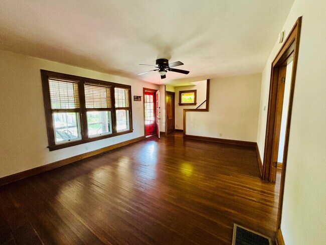 Building Photo - 315 Siebert St