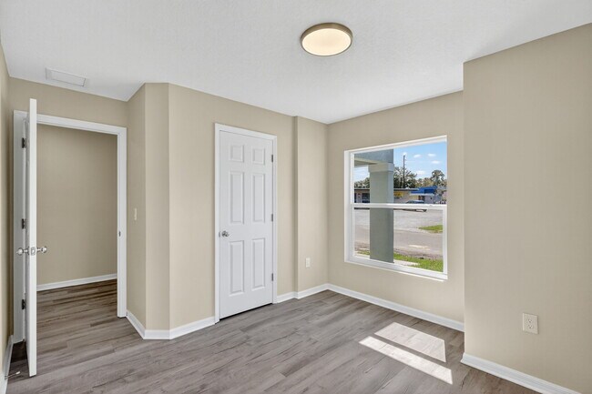 Building Photo - 1503 8th Ave E