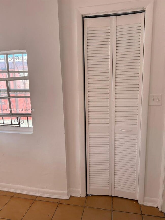 Building Photo - 409 NW 33rd St