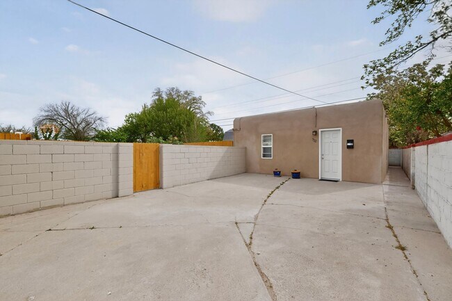 Building Photo - 714-714 Madison St NE