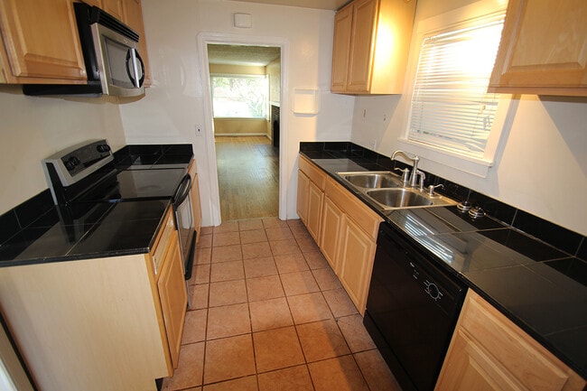 Building Photo - BEAUTIFUL 2 BED, 1 BATH SEATTLE HOME FOR RENT W EASY COMMUTE
