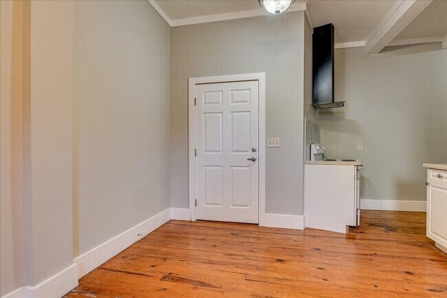 Building Photo - 828 Broad St