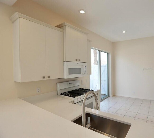 Building Photo - 8515 53rd Pl E