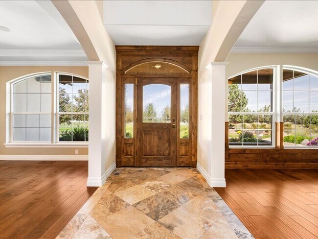 Building Photo - Stunning Tumalo Home on 3.21 Acres with Ca...