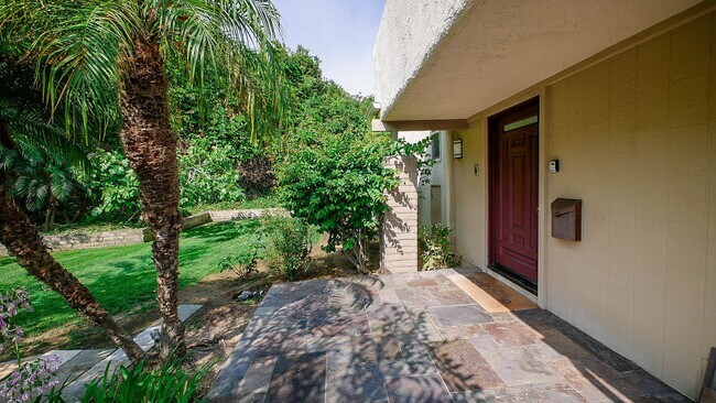 Building Photo - Updated 4BR Townhome in La Jolla Shores He...