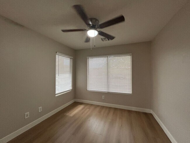 Building Photo - 434 E Chicory Pl