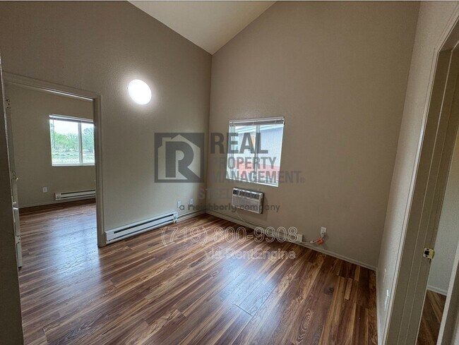 Building Photo - 1717 Oakshire Ln