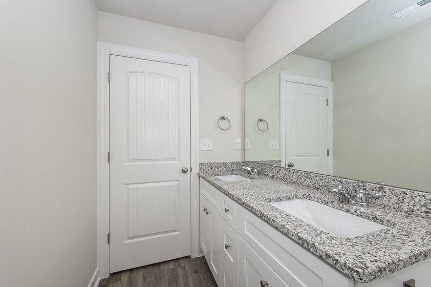 Building Photo - 3321 Quintana Dr