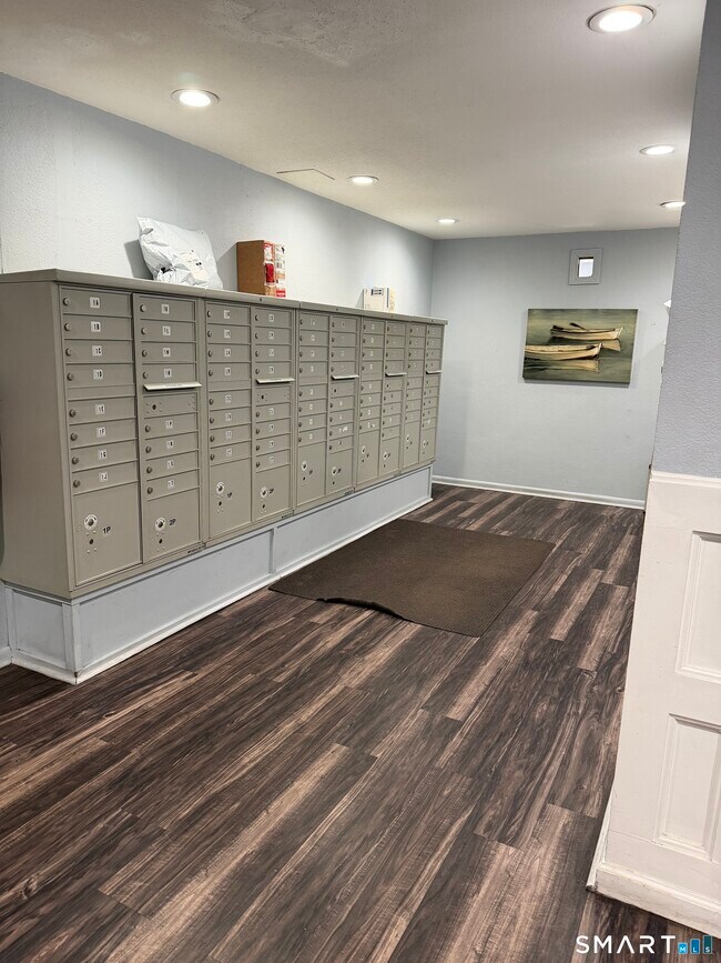 Building Photo - 70 Farmington Ave