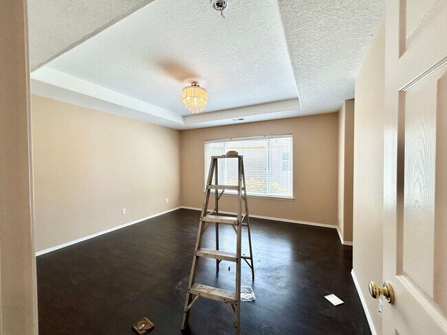 Building Photo - Spacious 4 Bed, 2.5 Bath House