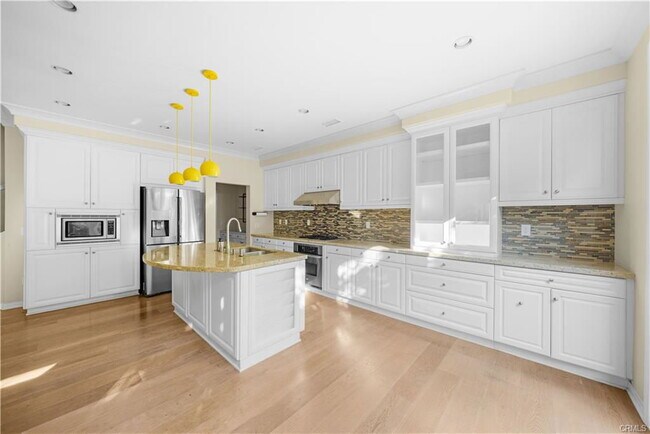 Building Photo - 24 Lacebark
