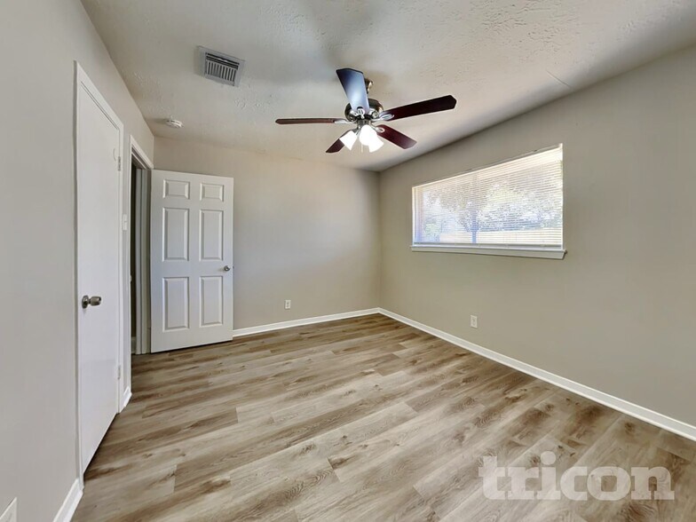 Building Photo - 4427 Oakside Dr