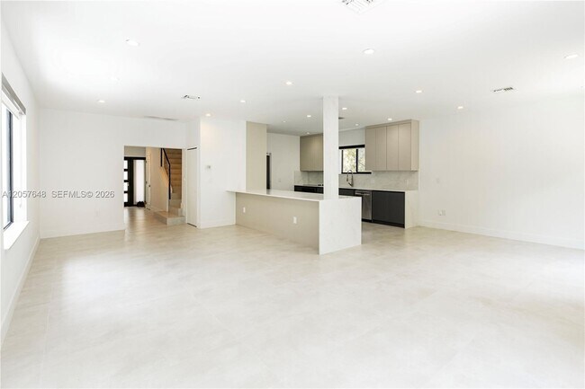 Building Photo - 925 Algaringo Ave