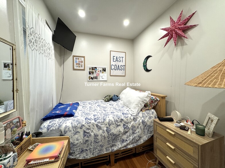 Building Photo - 91 Hudson St