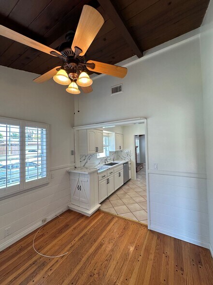 Building Photo - 9856 La Rosa Dr