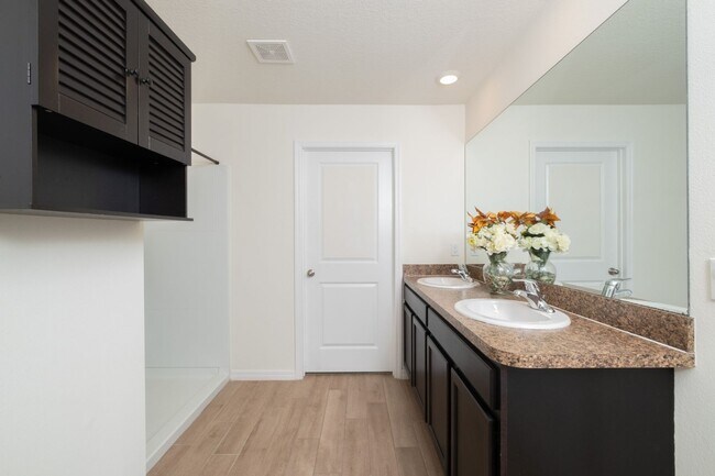 Building Photo - Spacious 5BR House in Gainesville
