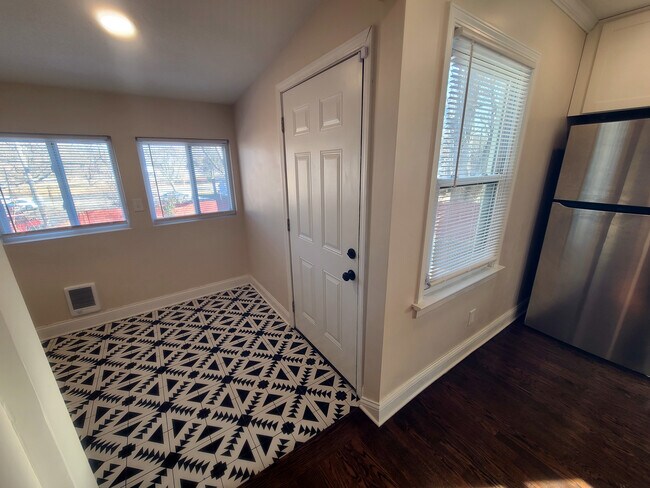 Building Photo - 5511 Lydia Ave