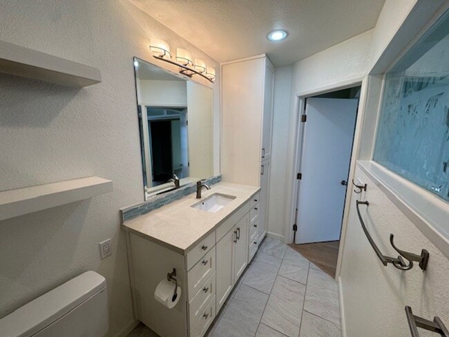 Building Photo - Spacious Tri Level 2Bed 2Bath Condo in Bay Ho