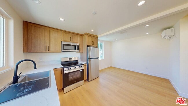 Building Photo - 6443 Satsuma Ave