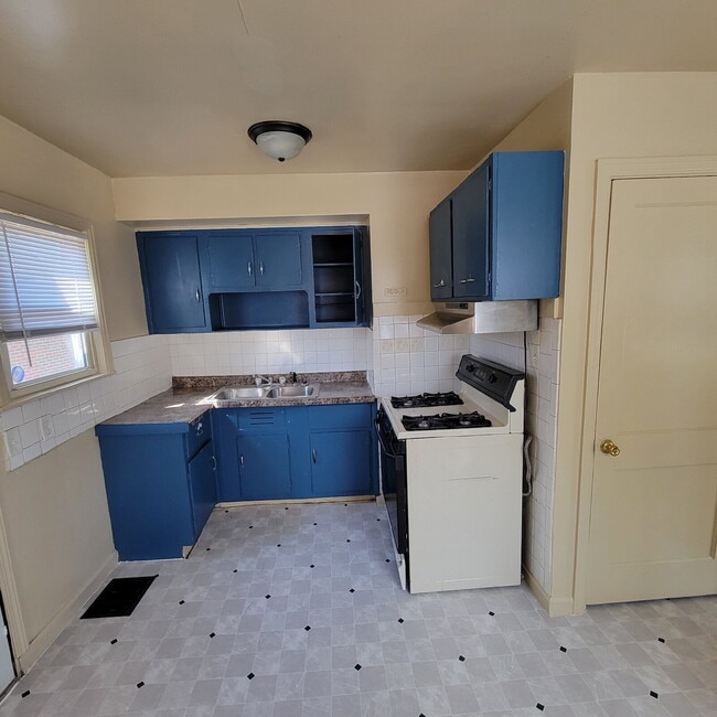 Building Photo - Cozy west side home!