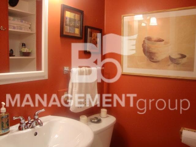 Building Photo - Charming Sellwood Home Offers Lots of Character & Charm!