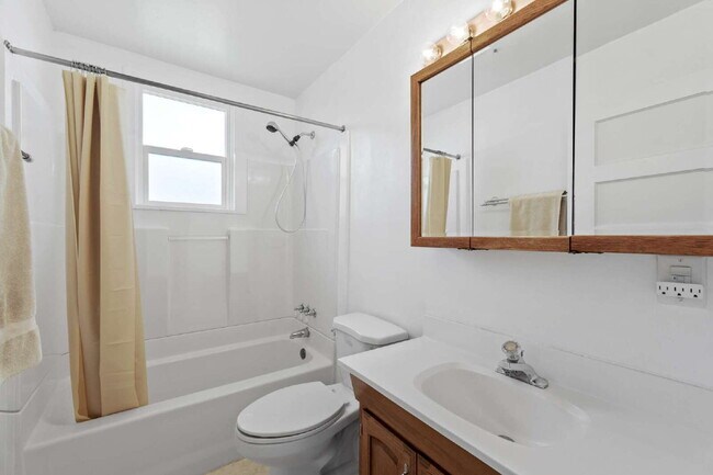 Building Photo - "Charming Spokane Retreat: Cozy 2-Bedroom ...