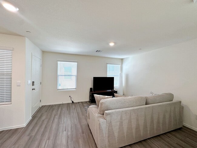 Building Photo - FURNISHED 3 BEDROOM + LOFT TOWNHOME WITH 2 CAR GARAGE