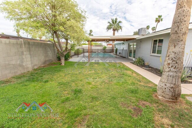 Building Photo - 2224 W Emelita Ave