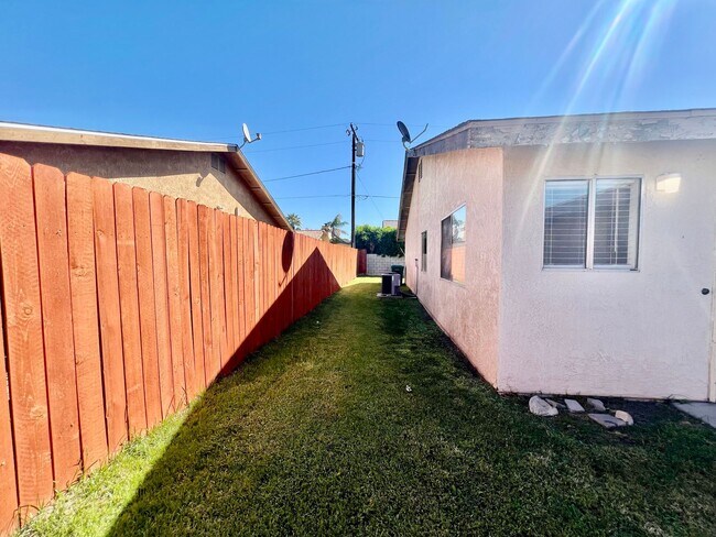 Building Photo - AVAILBLE NOW !!  3-bedroom 2 bath Duplex i...