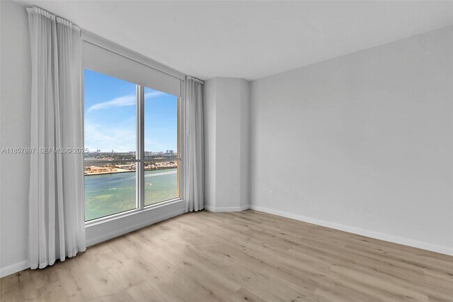 Building Photo - 848 Brickell Key Dr