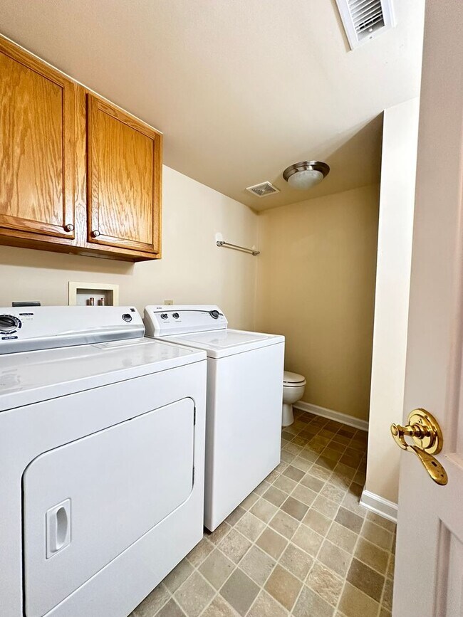 Building Photo - 1272 Villa Ln