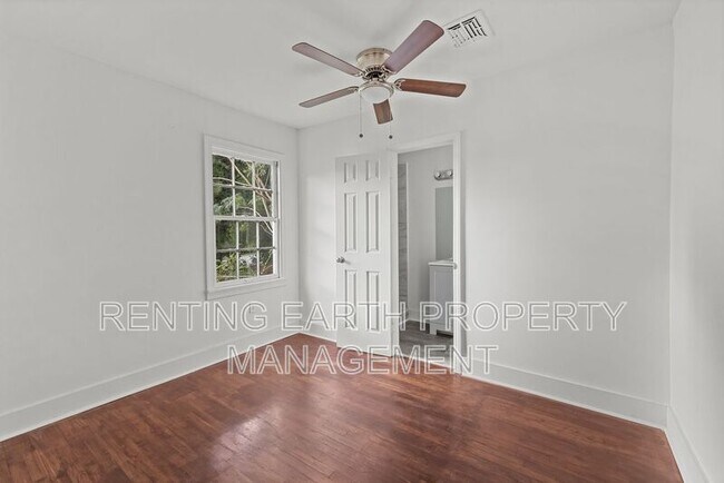 Building Photo - 2537 3rd St NE