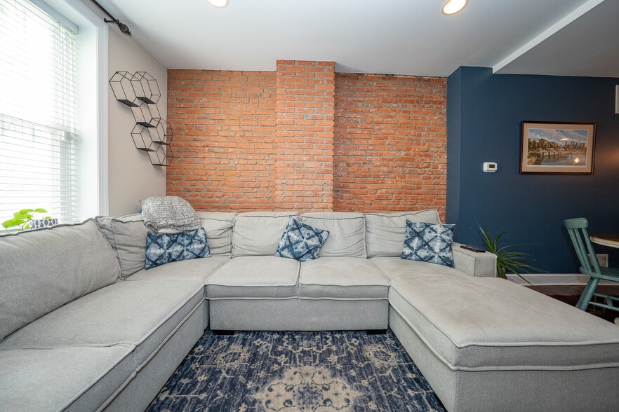 Building Photo - 2747 Harper St