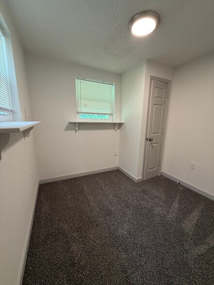 Building Photo - 8852 Woodland Dr