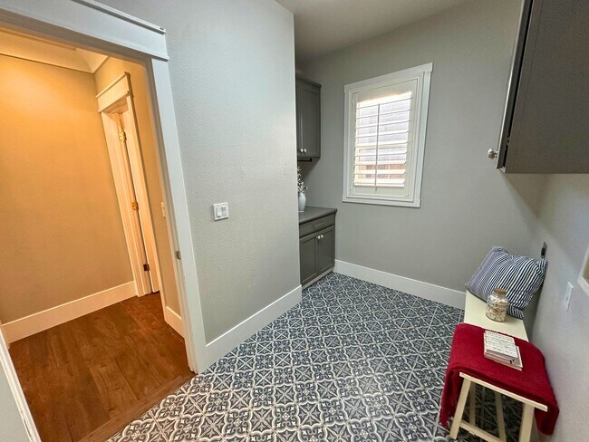 Building Photo - Stunning 4 Bedroom, 2.5 Bath Lawrence Ranch Home With Solar