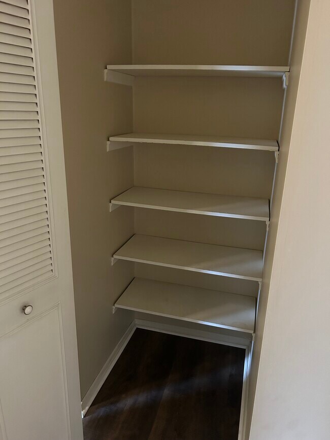 Building Photo - 460 Hunting Creek Rd