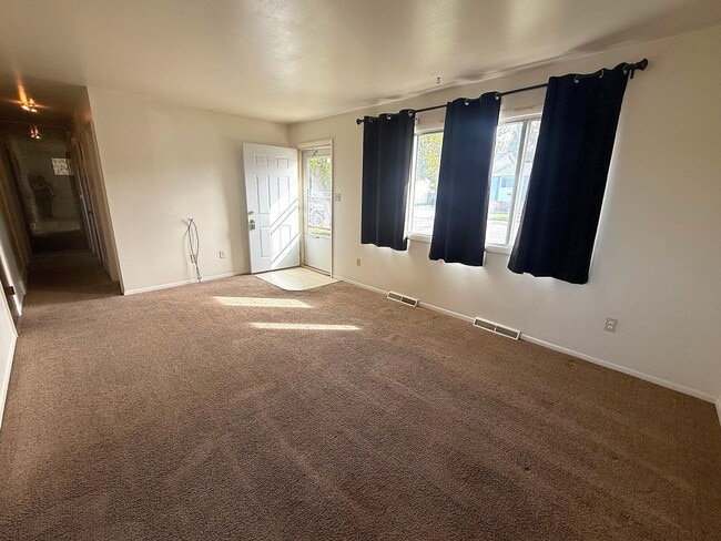 Building Photo - 3 Bedroom House w/ Garage