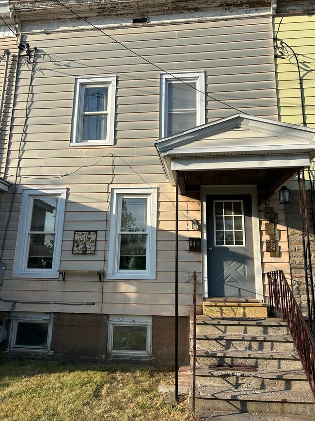 Primary Photo - 644 West End Ave