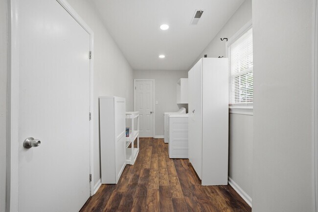 Building Photo - 2252 Newstead Dr