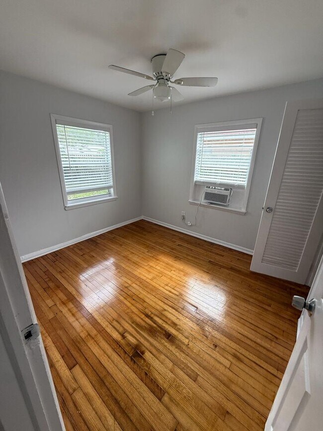 Building Photo - Charming 2/1 Single Family Home with large carport