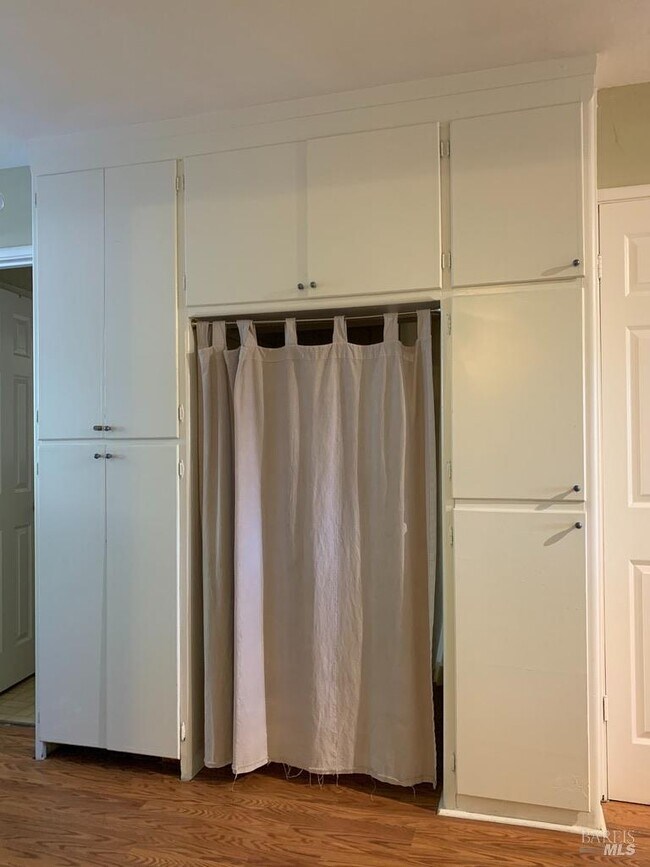 Building Photo - 848 Acalanes Rd