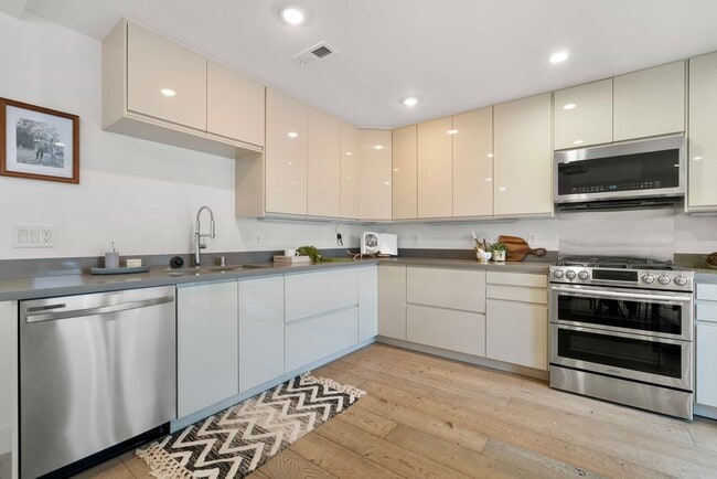 Building Photo - Updated and Modern 4 Bed + Office, 3.5 Bat...