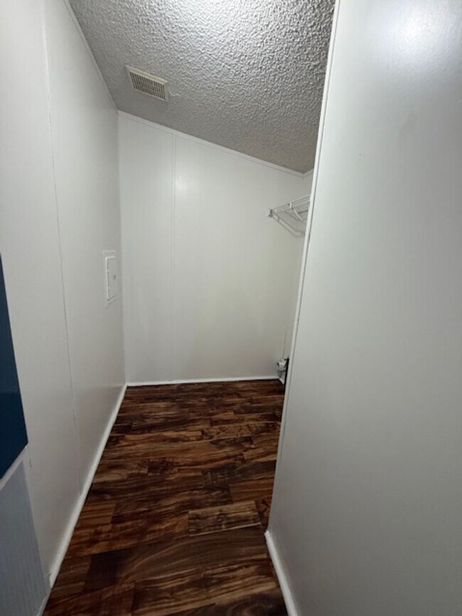 Building Photo - 3 Bedroom 2 Bath home contact Property Pros Property Management