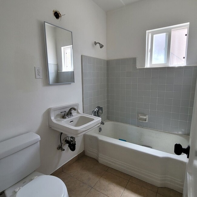 Building Photo - Nice ground floor 2 bdrm midtown Ventura Apt. $2400