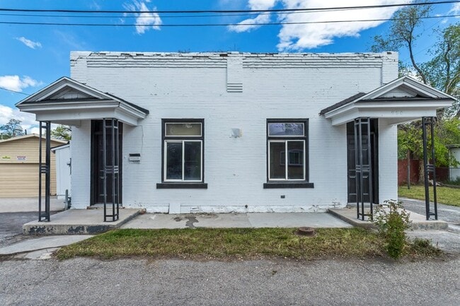 Building Photo - 720 W Jackson Ave